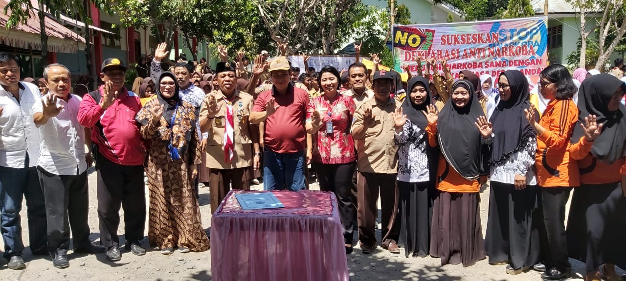 Deklarasi Anti Narkoba dan Sosialisasi Bahaya Narkoba SMAN 4 SIGI Deklarasi Anti Narkoba dan Sosialisasi Bahaya Narkoba SMAN 4 SIGI