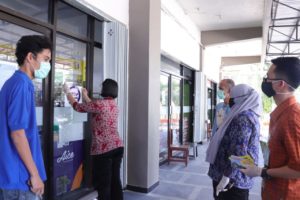 BNNP SULTENG DENGAN DPD KNPI SULTENG, DAN DPD KNPI KOTA PALU BAGIKAN MASKER GRATIS KE MASYARAKAT