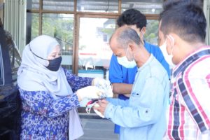 BNNP SULTENG DENGAN DPD KNPI SULTENG, DAN DPD KNPI KOTA PALU BAGIKAN MASKER GRATIS KE MASYARAKAT