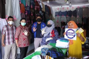 BNNP SULTENG DENGAN DPD KNPI SULTENG, DAN DPD KNPI KOTA PALU BAGIKAN MASKER GRATIS KE MASYARAKAT