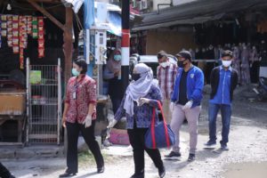 BNNP SULTENG DENGAN DPD KNPI SULTENG, DAN DPD KNPI KOTA PALU BAGIKAN MASKER GRATIS KE MASYARAKAT