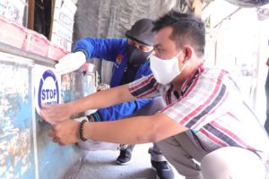 BNNP SULTENG DENGAN DPD KNPI SULTENG, DAN DPD KNPI KOTA PALU BAGIKAN MASKER GRATIS KE MASYARAKAT