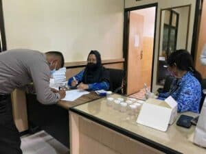 BNNP SULTENG LAKSANAKAN TES URINE DAN SOSIALISASI P4GN DI BALAI KARANTINA PERTANIAN KELAS II PALU