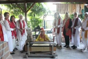 ratkan Kebersamaan, DWP BNN RI Kunjungi Tempat Kerajinan Batik Bomba dan Rumah Produksi Bawang Goreng khas Sulawesi Tengah.
